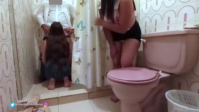 L'infermiera trova un duttore chì scopa un paziente in u bagnu di l'ospedale / PARTE 1 / NicoleLondrawer / Chiquicandy